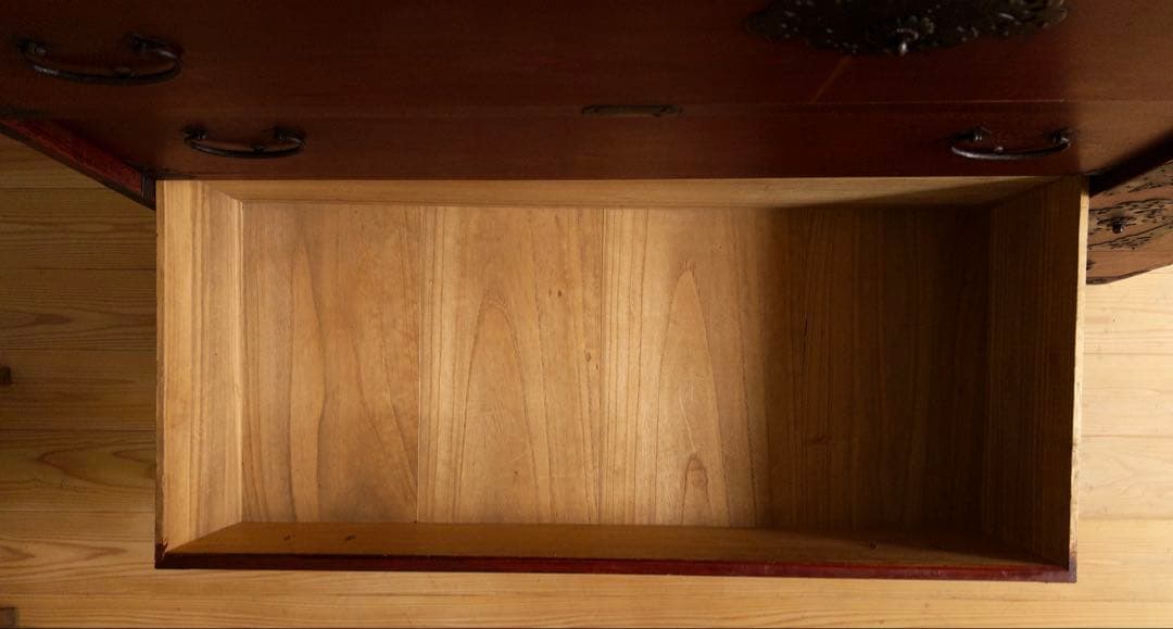 和箪笥　漆薄塗り紅　大ぶり　4段　無垢　収納棚　古道具　古家具　アンティーク