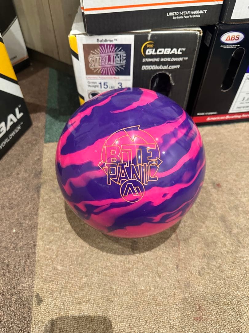 『美品』ストーム　バイトパニックai ボウリングボール 15ポンド