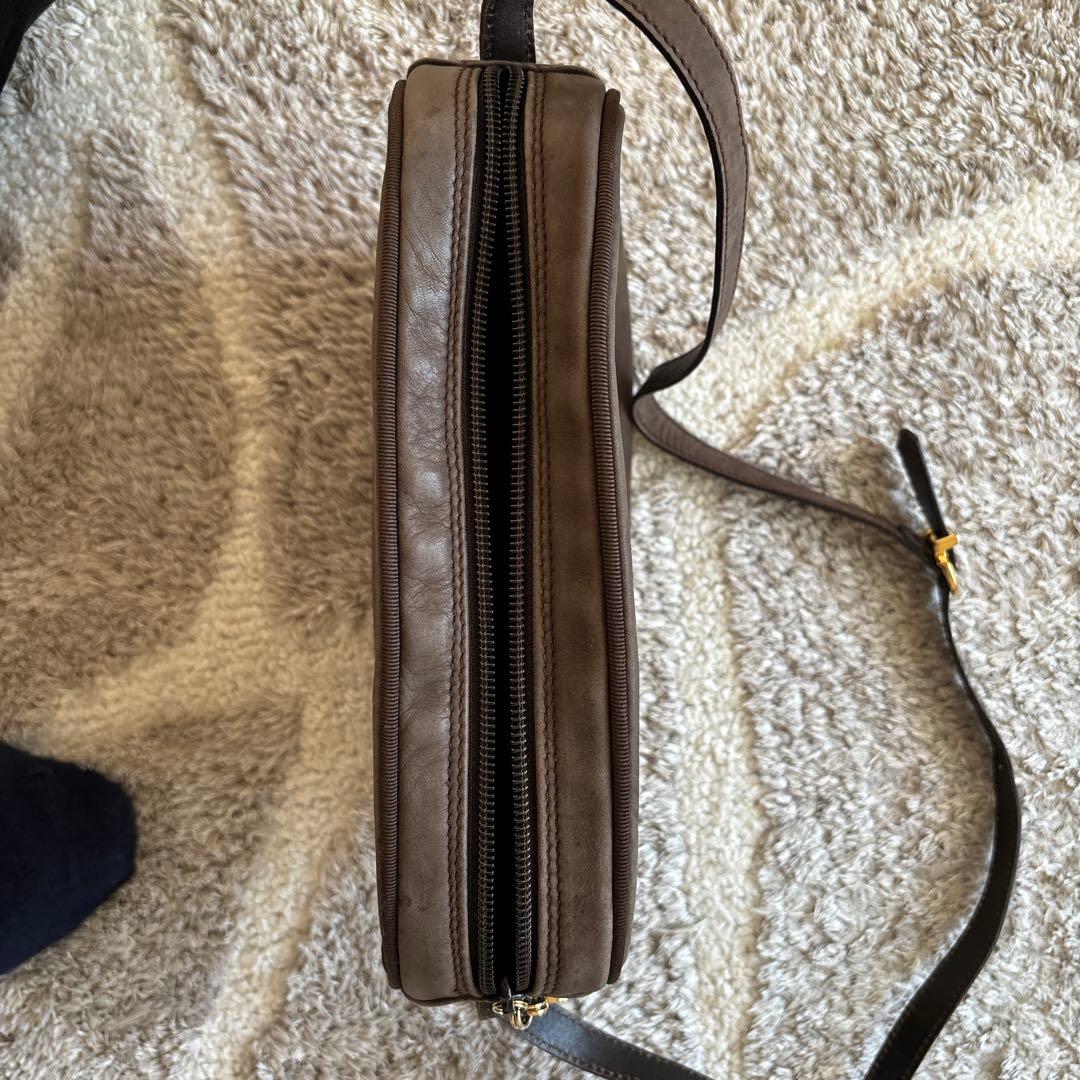 【1/31まで】Ferragamoフェラガモ　VARAショルダーバッグ