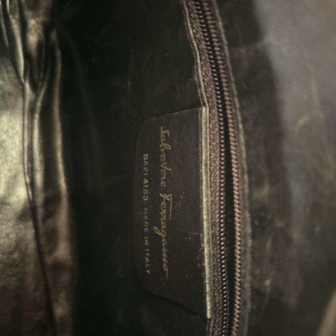 【1/31まで】Ferragamoフェラガモ　VARAショルダーバッグ