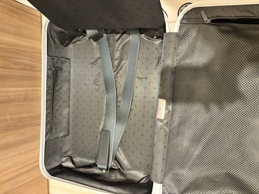 リモワ　エッセンシャルキャビン グロスホワイト