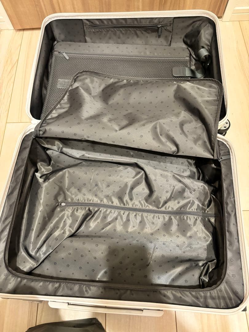 リモワ　エッセンシャルキャビン グロスホワイト