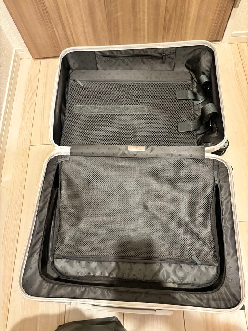 リモワ　エッセンシャルキャビン グロスホワイト