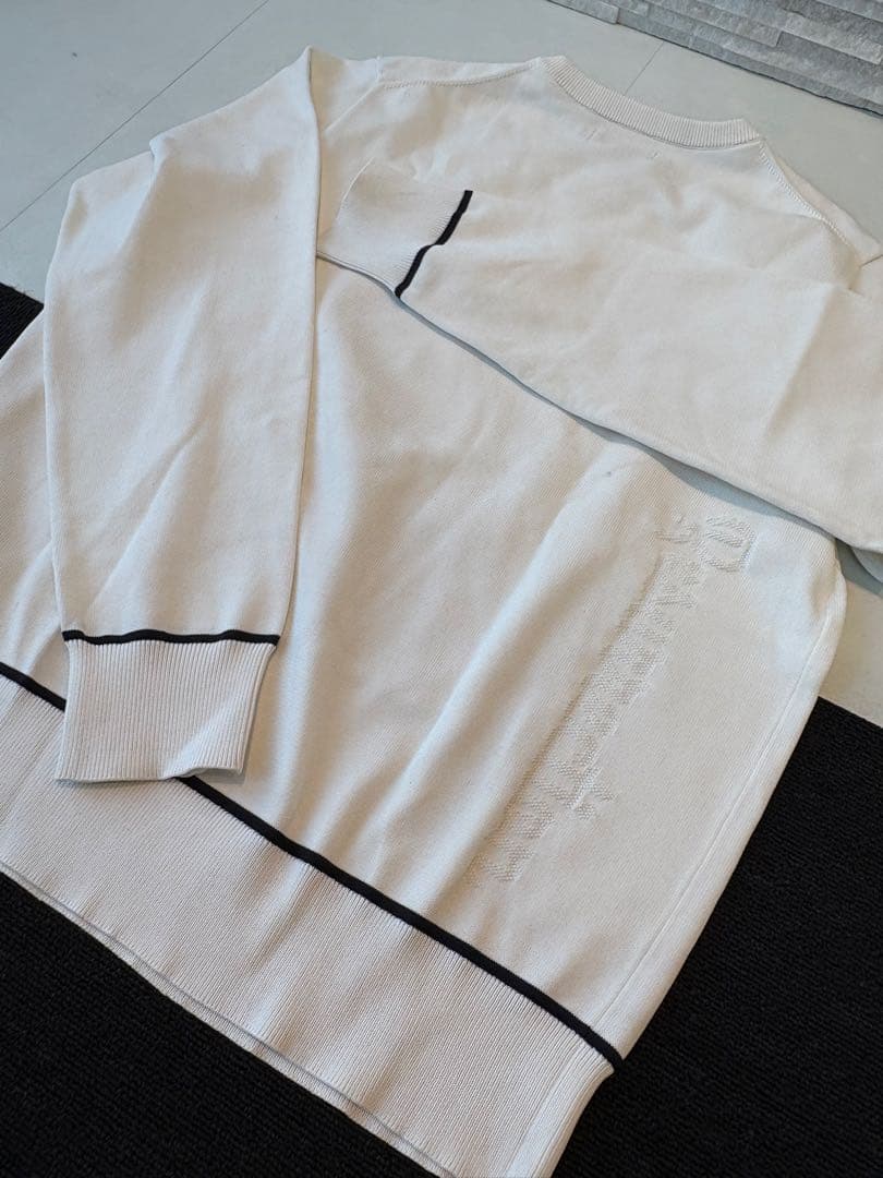 ホワイトセーター ゴールド刺繍ロゴ