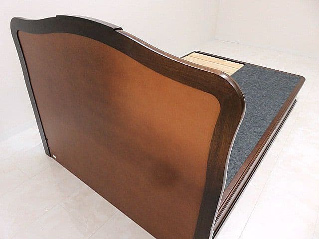 み*ん様 シモンズ クラシック様式セミダブルサイズベッドフレーム　※背部に日焼け