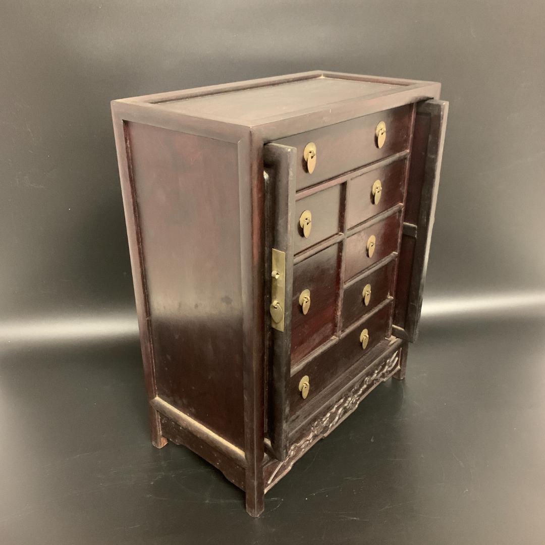 木製装飾キャビネット 扉付き 小引き出し 七抽斗 浮彫 彫刻