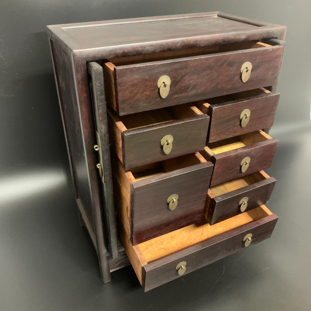 木製装飾キャビネット 扉付き 小引き出し 七抽斗 浮彫 彫刻