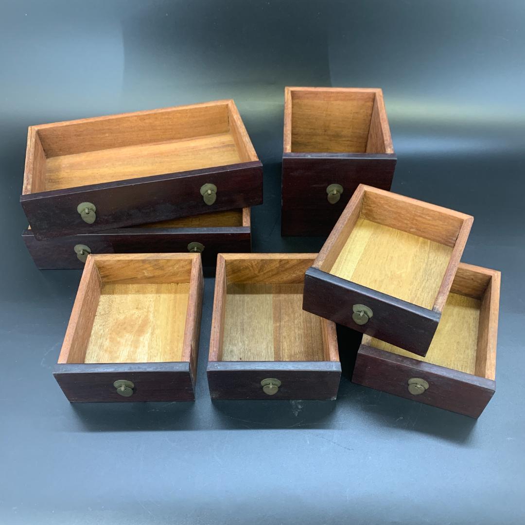 木製装飾キャビネット 扉付き 小引き出し 七抽斗 浮彫 彫刻