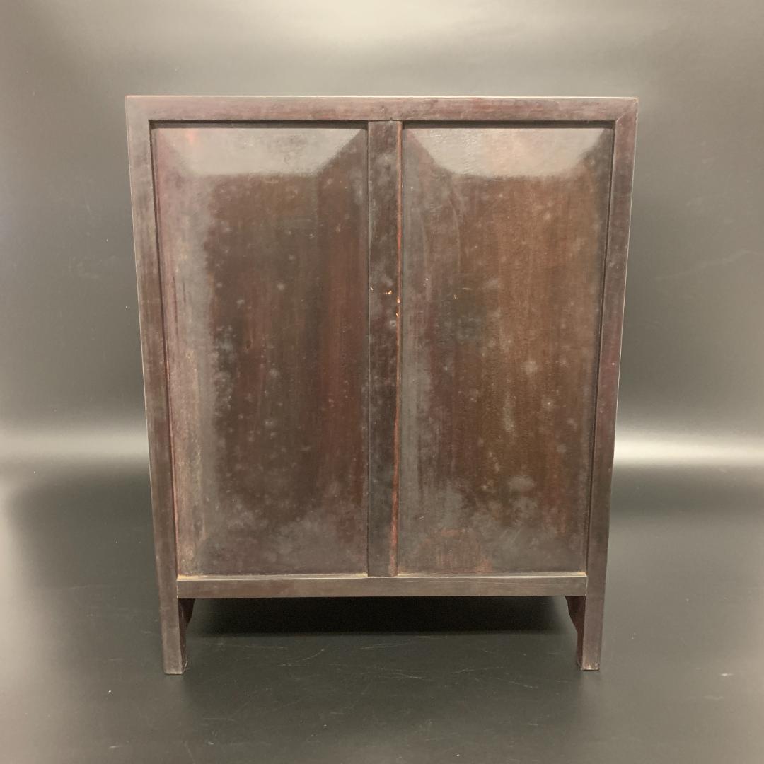 木製装飾キャビネット 扉付き 小引き出し 七抽斗 浮彫 彫刻