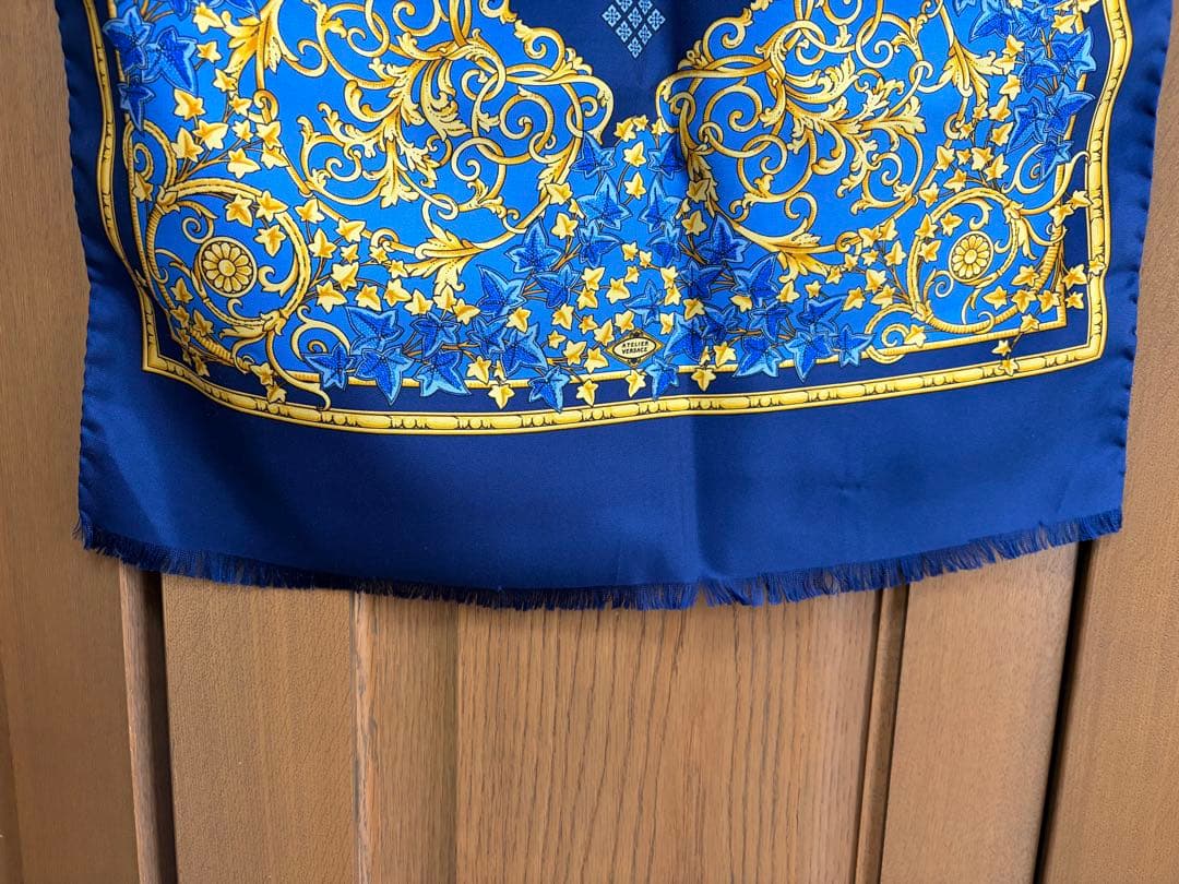 VERSACEヴェルサーチ ロングスカーフ　ブルー系