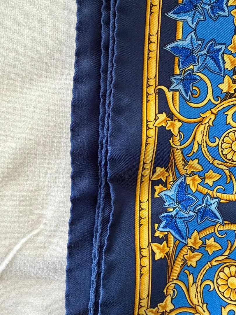 VERSACEヴェルサーチ ロングスカーフ　ブルー系