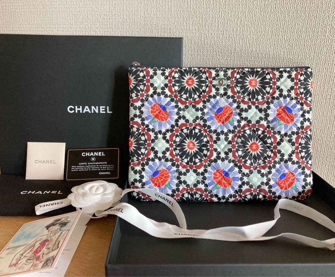 美品　CHANEL シャネル　クラッチバッグ　ドバイ限定