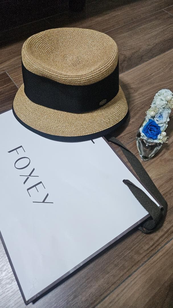 FOXEY 麦わら帽子３３０００円のお品 ベージュと黒 花飾り付き