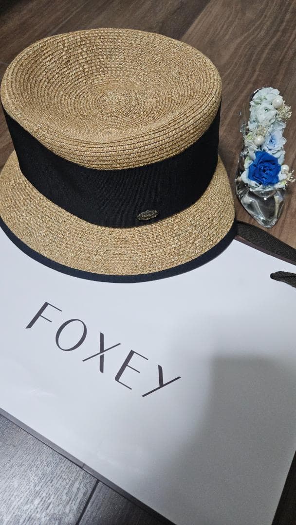 FOXEY 麦わら帽子３３０００円のお品 ベージュと黒 花飾り付き