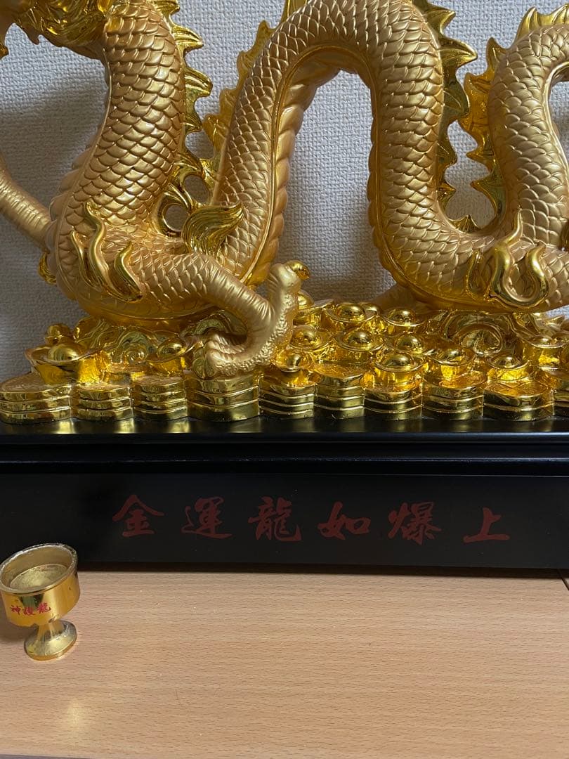 SHINGOさん　黄金龍の置き物　お値下げ中❣️