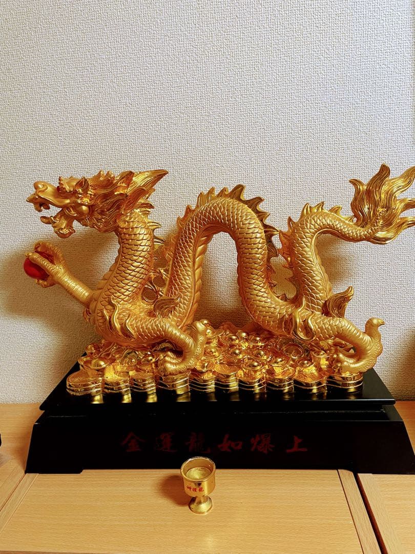 SHINGOさん　黄金龍の置き物　お値下げ中❣️