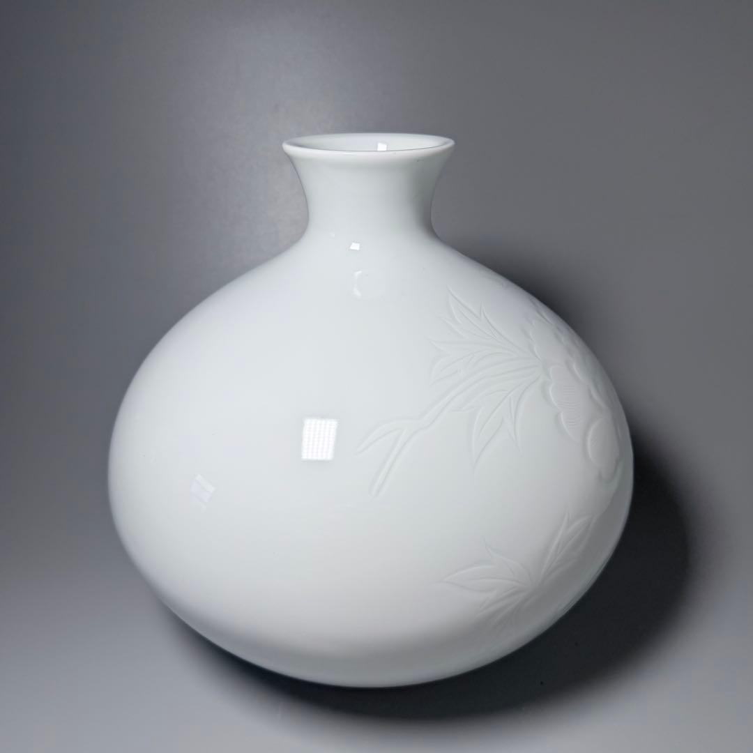 M*a様 人間国宝　井上萬二　白磁牡丹彫文花瓶　大作　胴径約26cm　特注箱　1