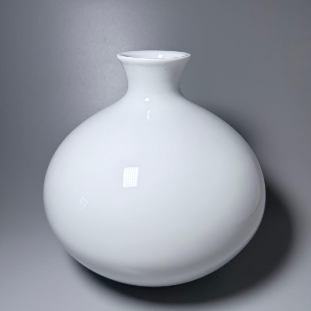 M*a様 人間国宝　井上萬二　白磁牡丹彫文花瓶　大作　胴径約26cm　特注箱　1