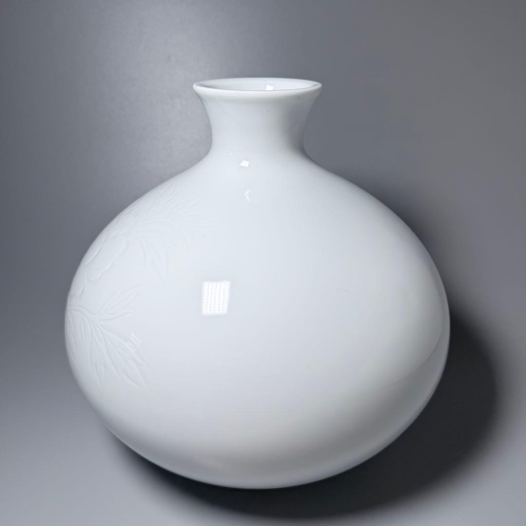 M*a様 人間国宝　井上萬二　白磁牡丹彫文花瓶　大作　胴径約26cm　特注箱　1