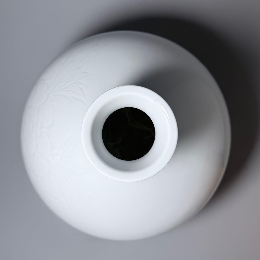 M*a様 人間国宝　井上萬二　白磁牡丹彫文花瓶　大作　胴径約26cm　特注箱　1