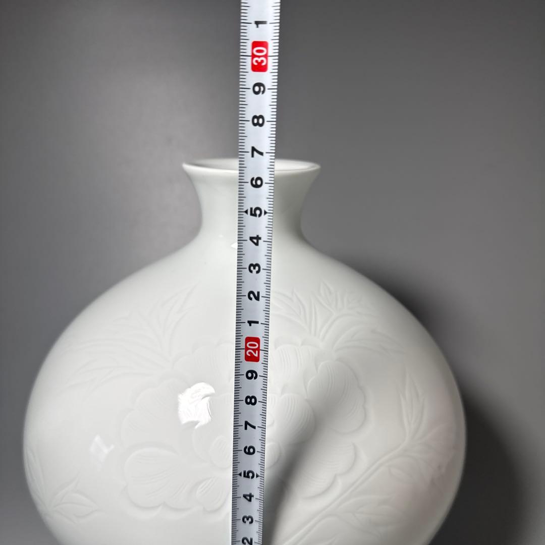 M*a様 人間国宝　井上萬二　白磁牡丹彫文花瓶　大作　胴径約26cm　特注箱　1