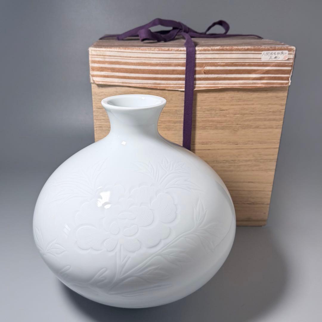 M*a様 人間国宝　井上萬二　白磁牡丹彫文花瓶　大作　胴径約26cm　特注箱　1