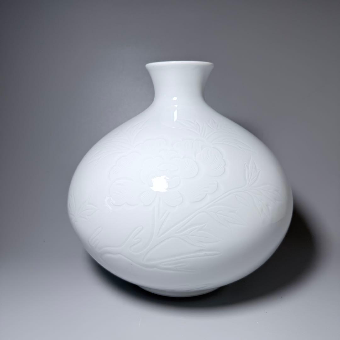 M*a様 人間国宝　井上萬二　白磁牡丹彫文花瓶　大作　胴径約26cm　特注箱　1