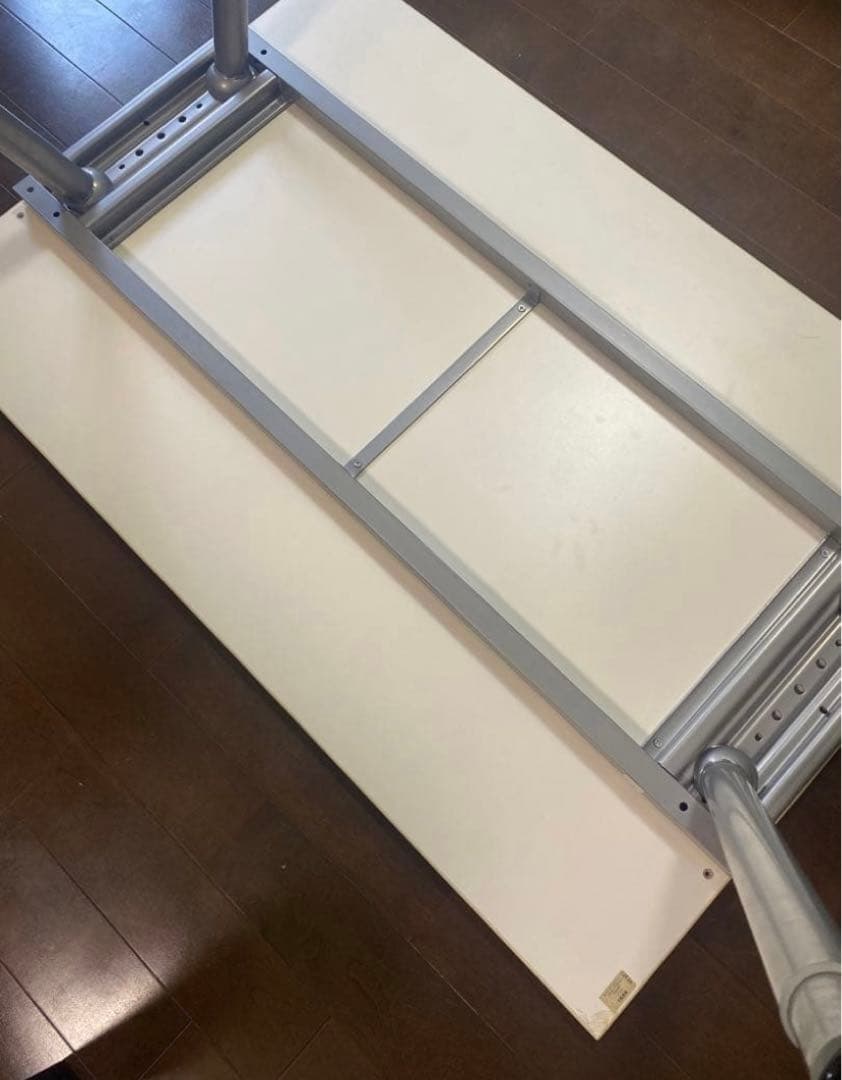 IKEAのホワイトデスク(高さ調節可能)