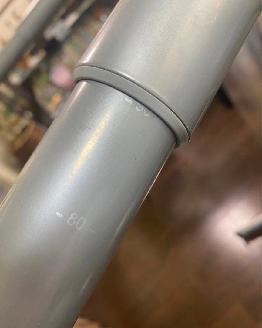 IKEAのホワイトデスク(高さ調節可能)