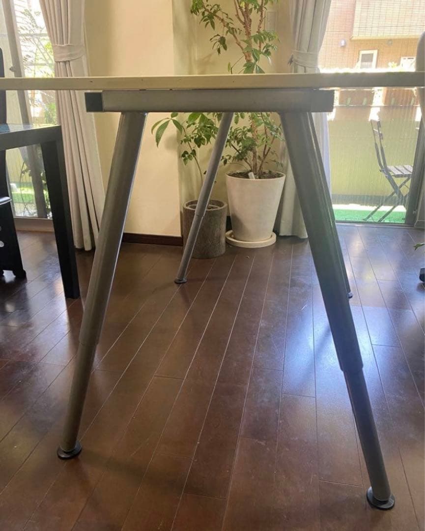 IKEAのホワイトデスク(高さ調節可能)