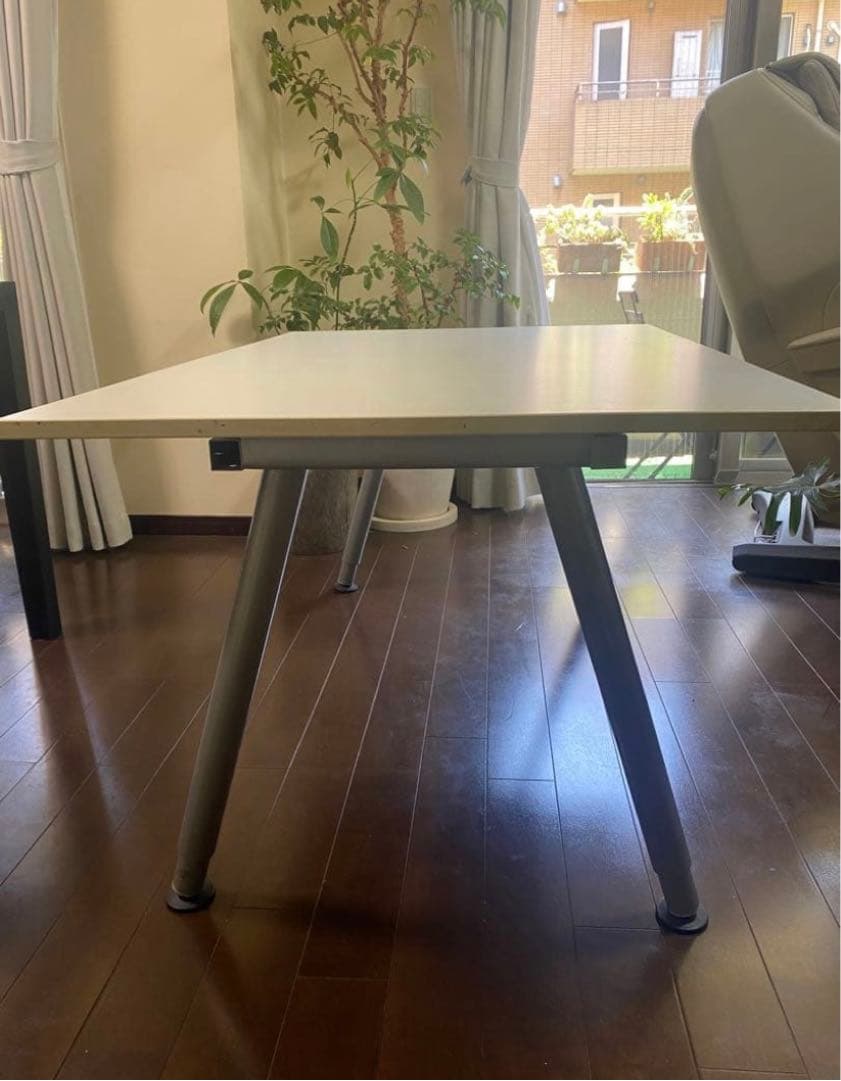 IKEAのホワイトデスク(高さ調節可能)