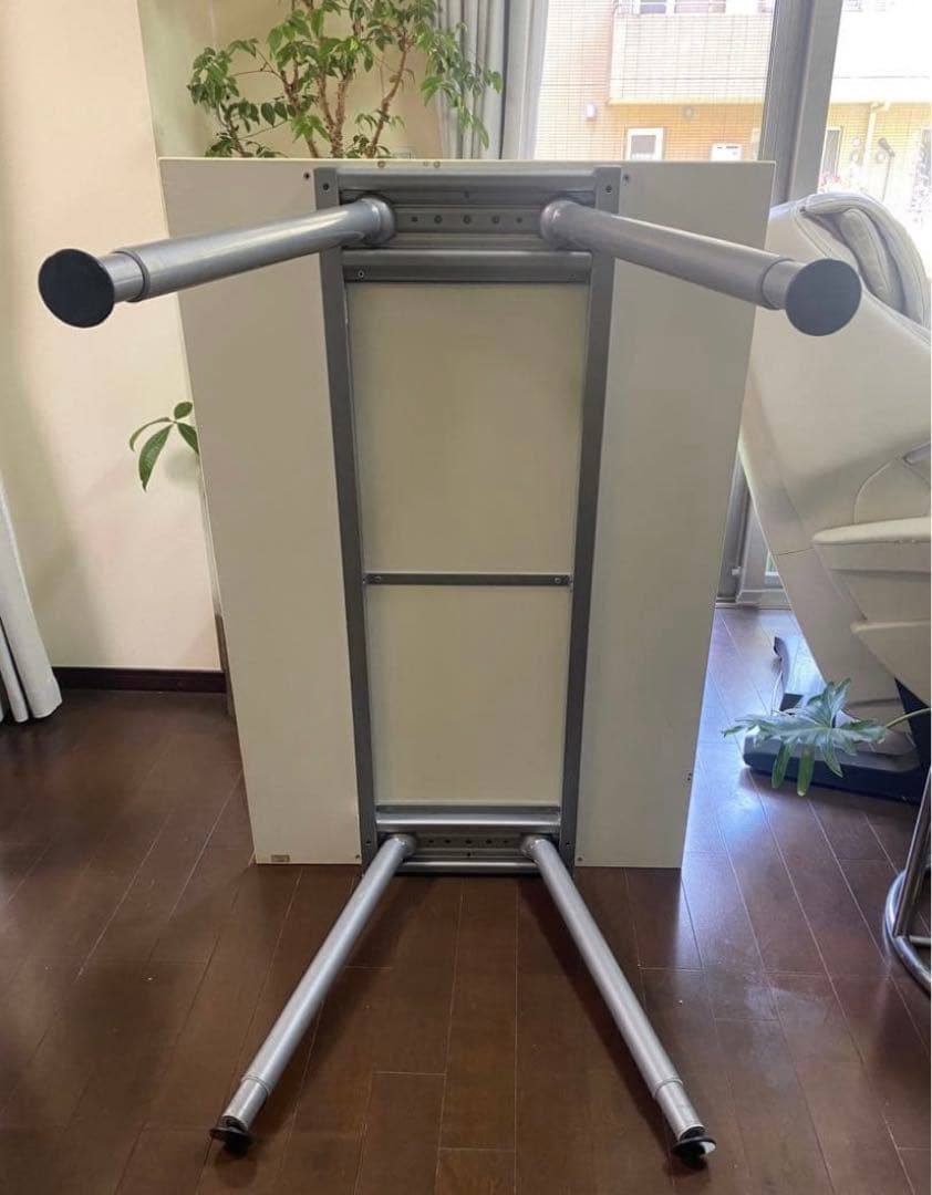 IKEAのホワイトデスク(高さ調節可能)