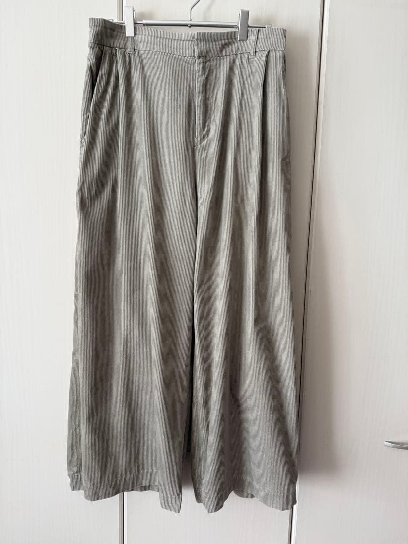 ライトグレー　コーデュロイパンツ