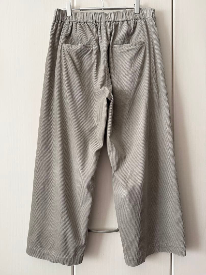 ライトグレー　コーデュロイパンツ