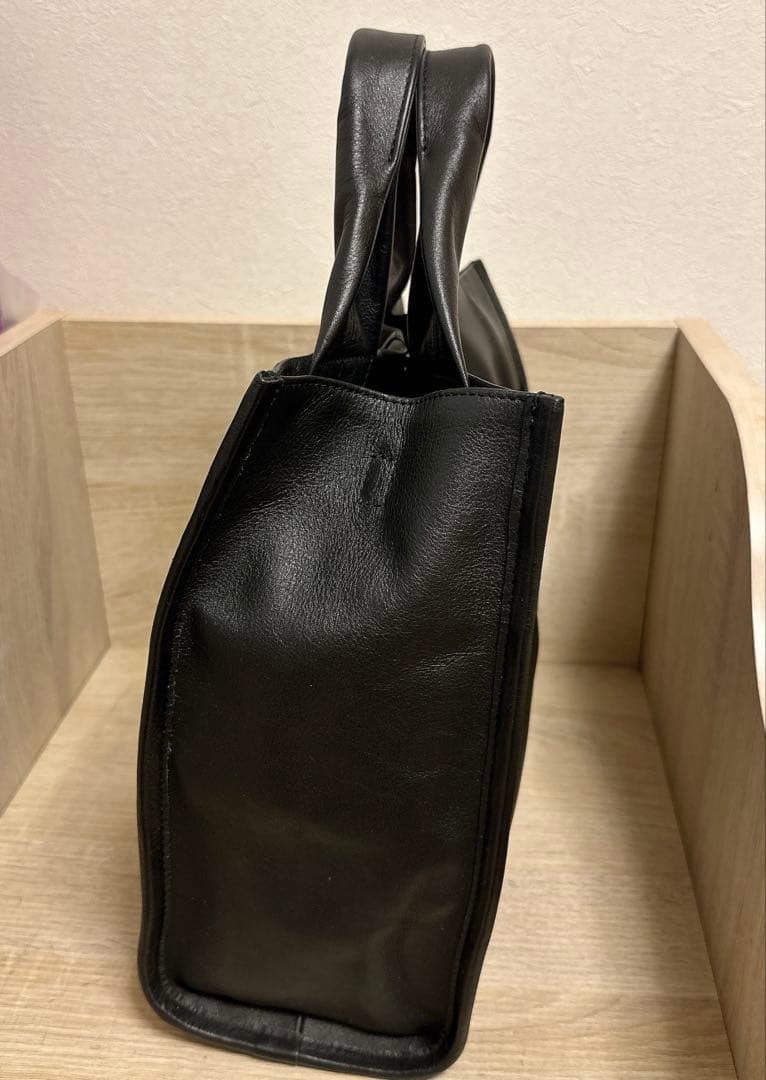 美品イアパピヨネ　ダブルエンボススクエアトートバッグMサイズ ブラック