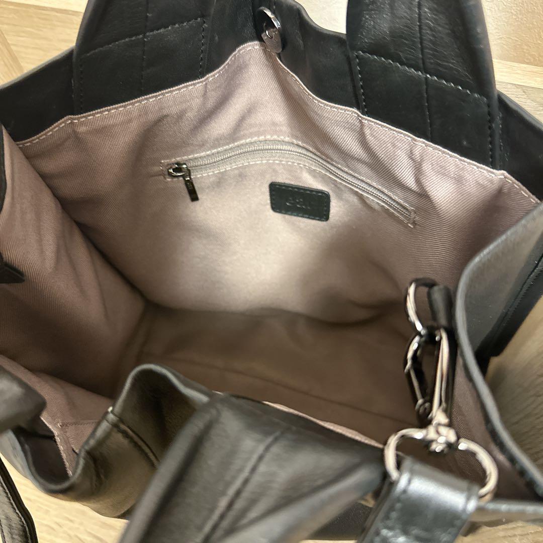 美品イアパピヨネ　ダブルエンボススクエアトートバッグMサイズ ブラック