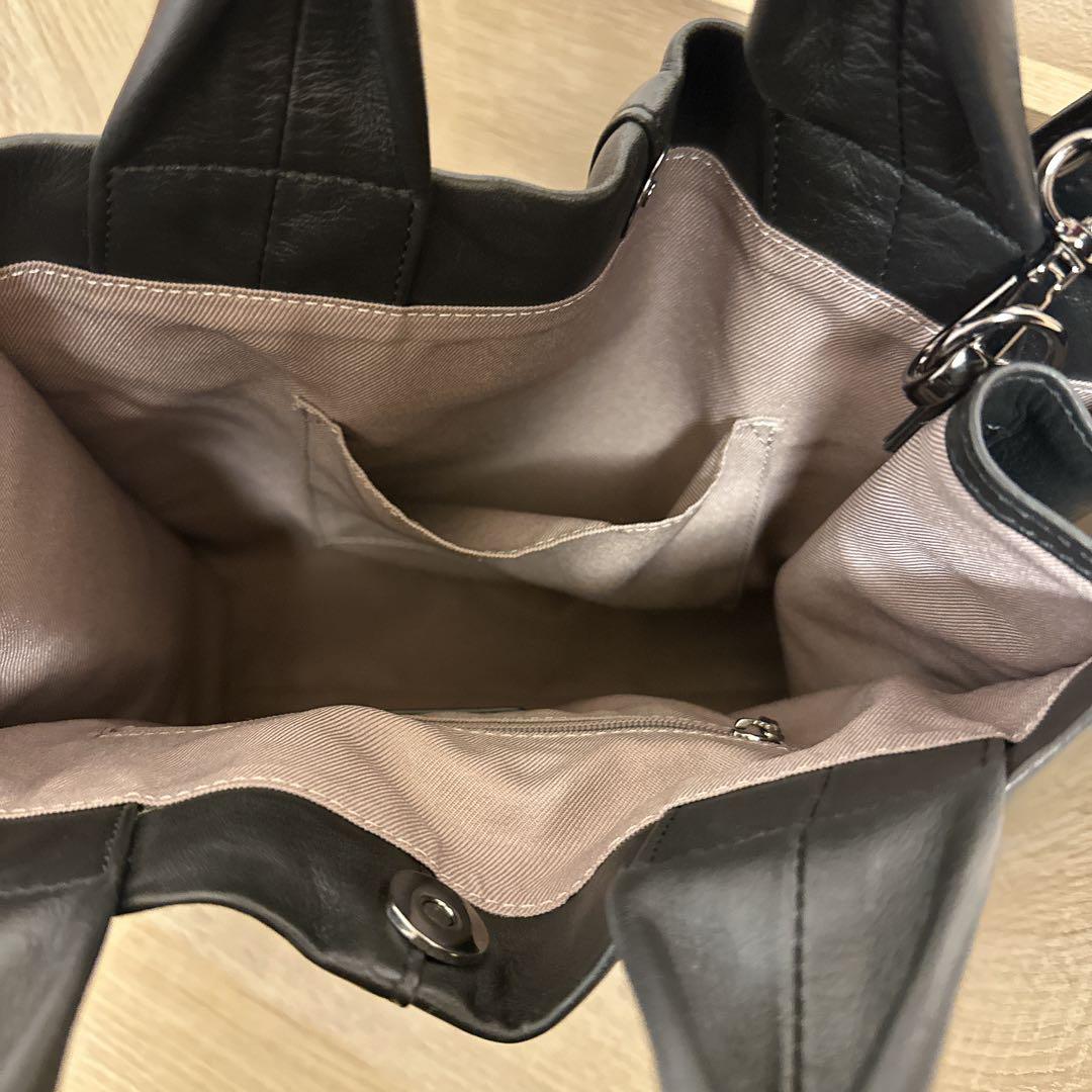 美品イアパピヨネ　ダブルエンボススクエアトートバッグMサイズ ブラック