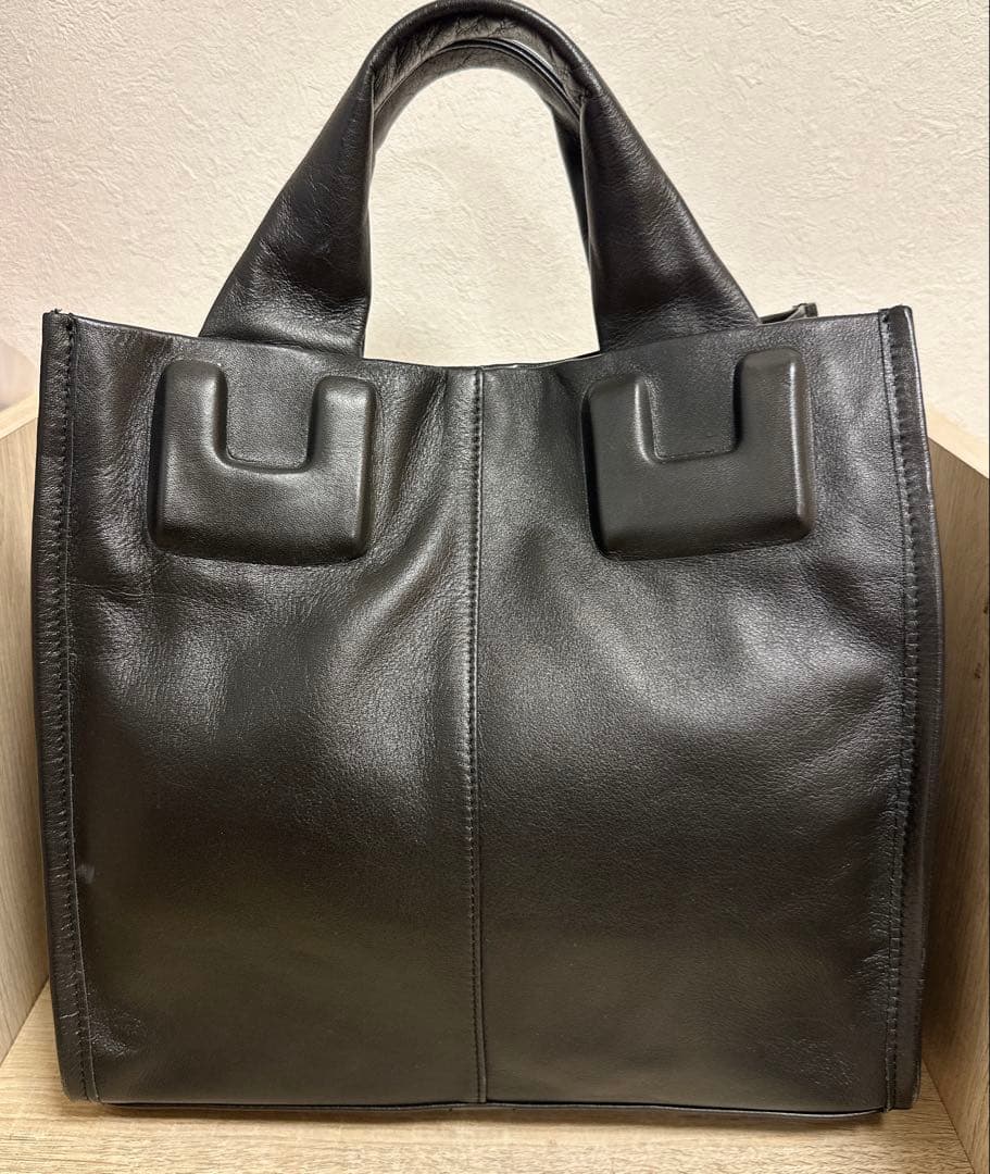 美品イアパピヨネ　ダブルエンボススクエアトートバッグMサイズ ブラック