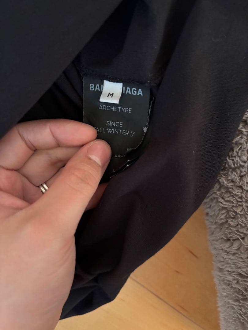 バレンシアガtシャツ