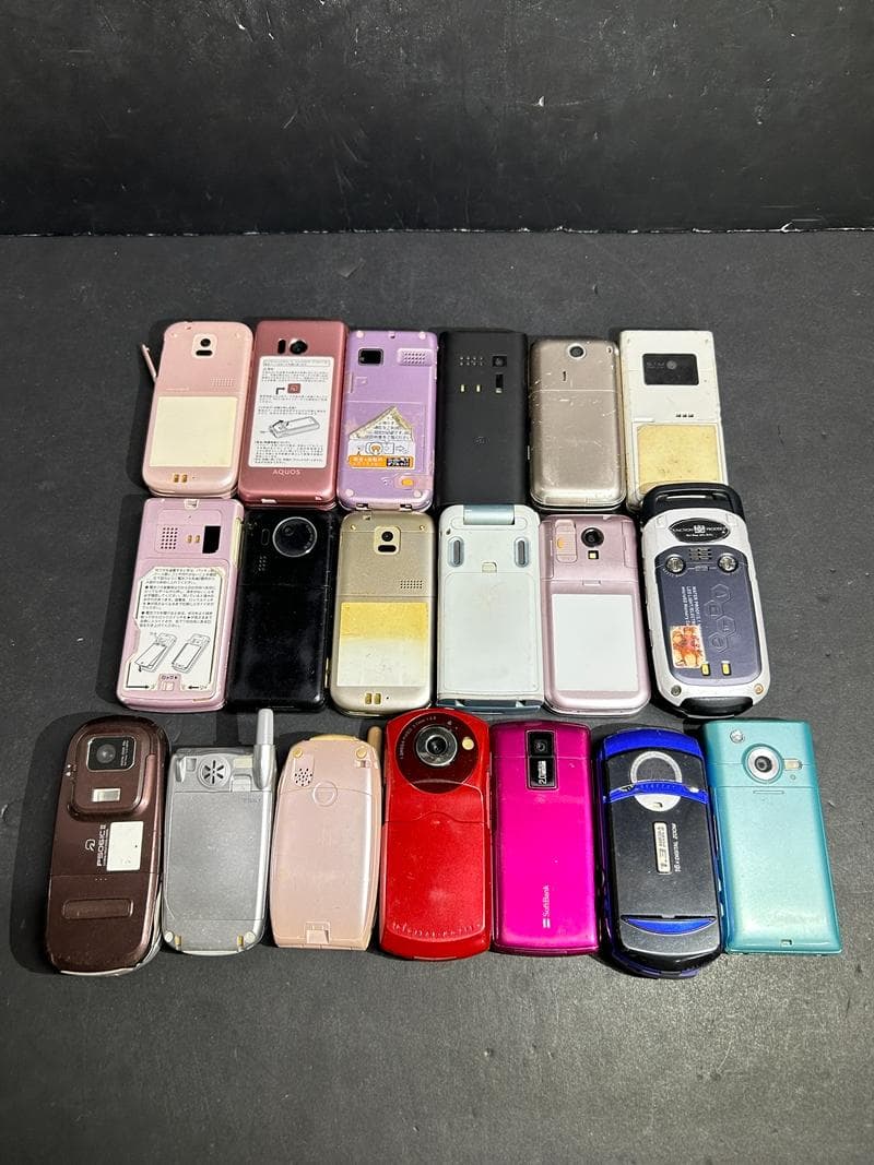 大量 携帯電話 ガラケー docomo/au 他 19台 ジャンク 部品取り