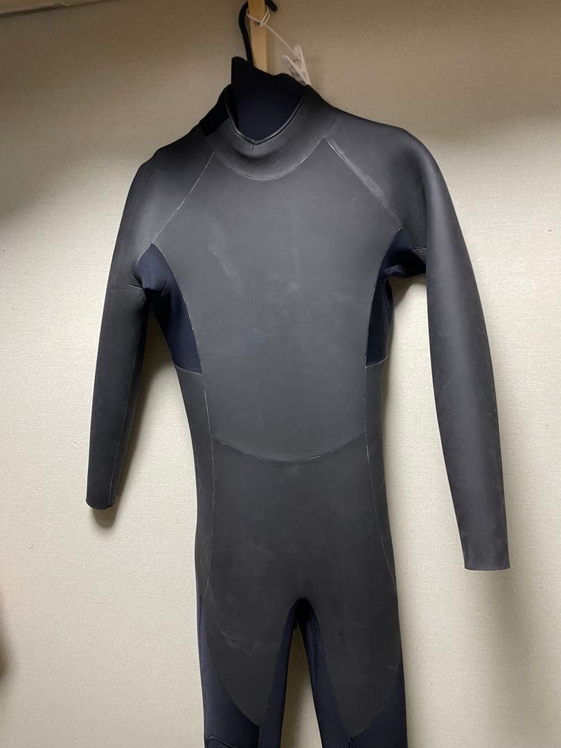 新品セミドライ　ウエットスーツ　　　試着のみ