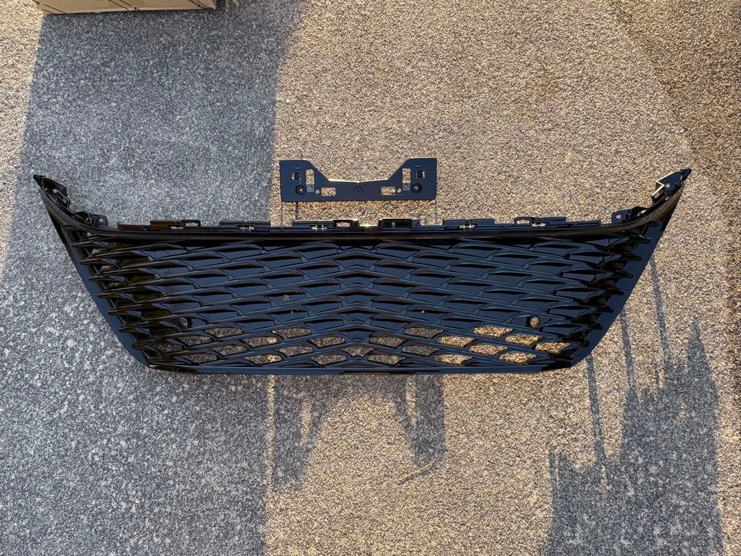 ハリアー80 PHEV ラジエーターグリル　カメラ穴無し　トヨタ純正部品