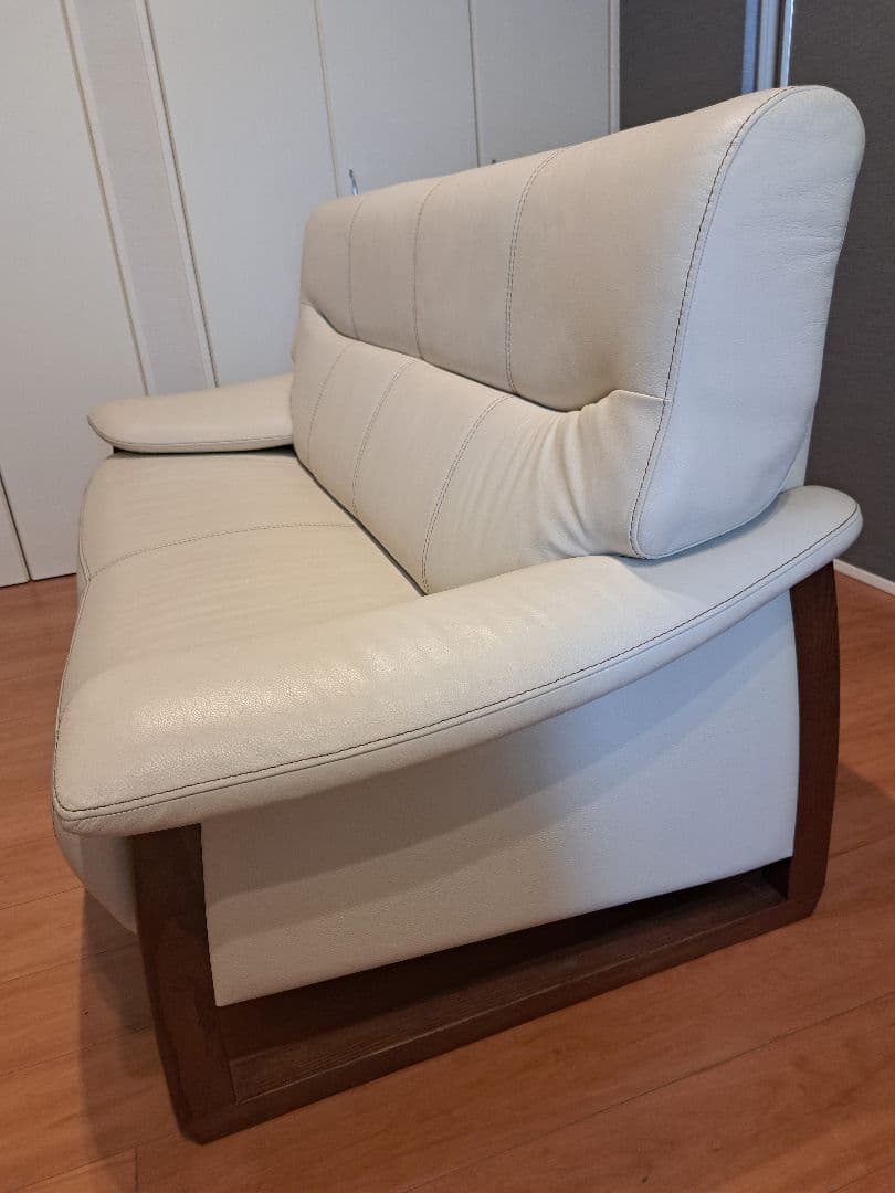 オフホワイトソファ モダンデザイン