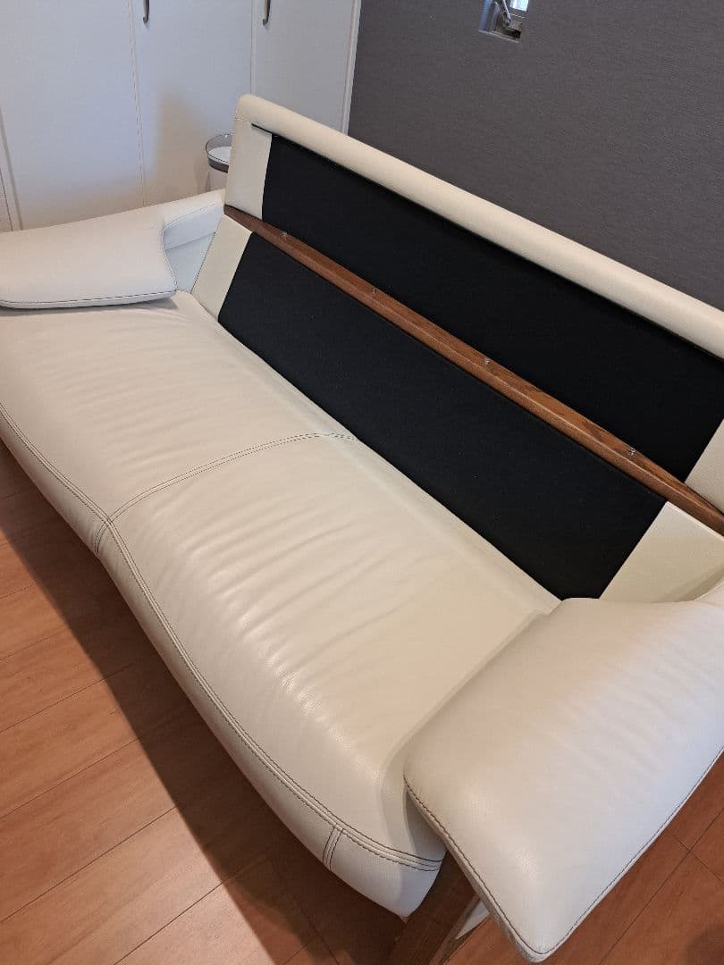 オフホワイトソファ モダンデザイン