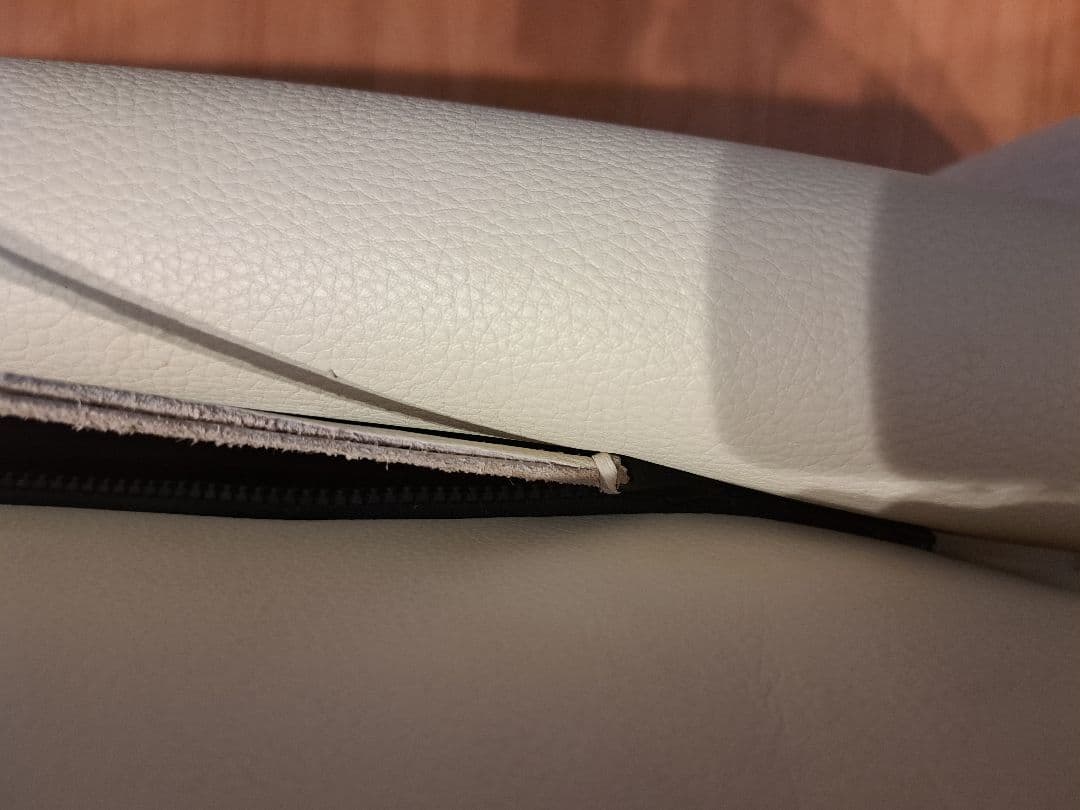 オフホワイトソファ モダンデザイン