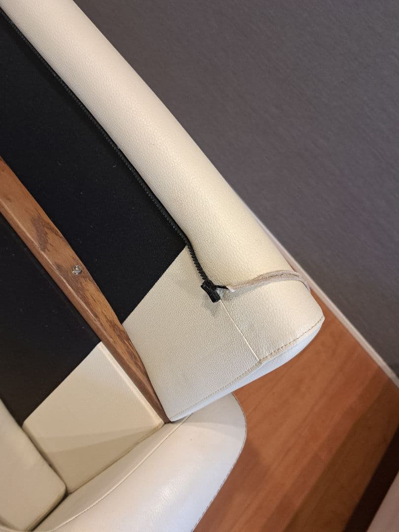 オフホワイトソファ モダンデザイン