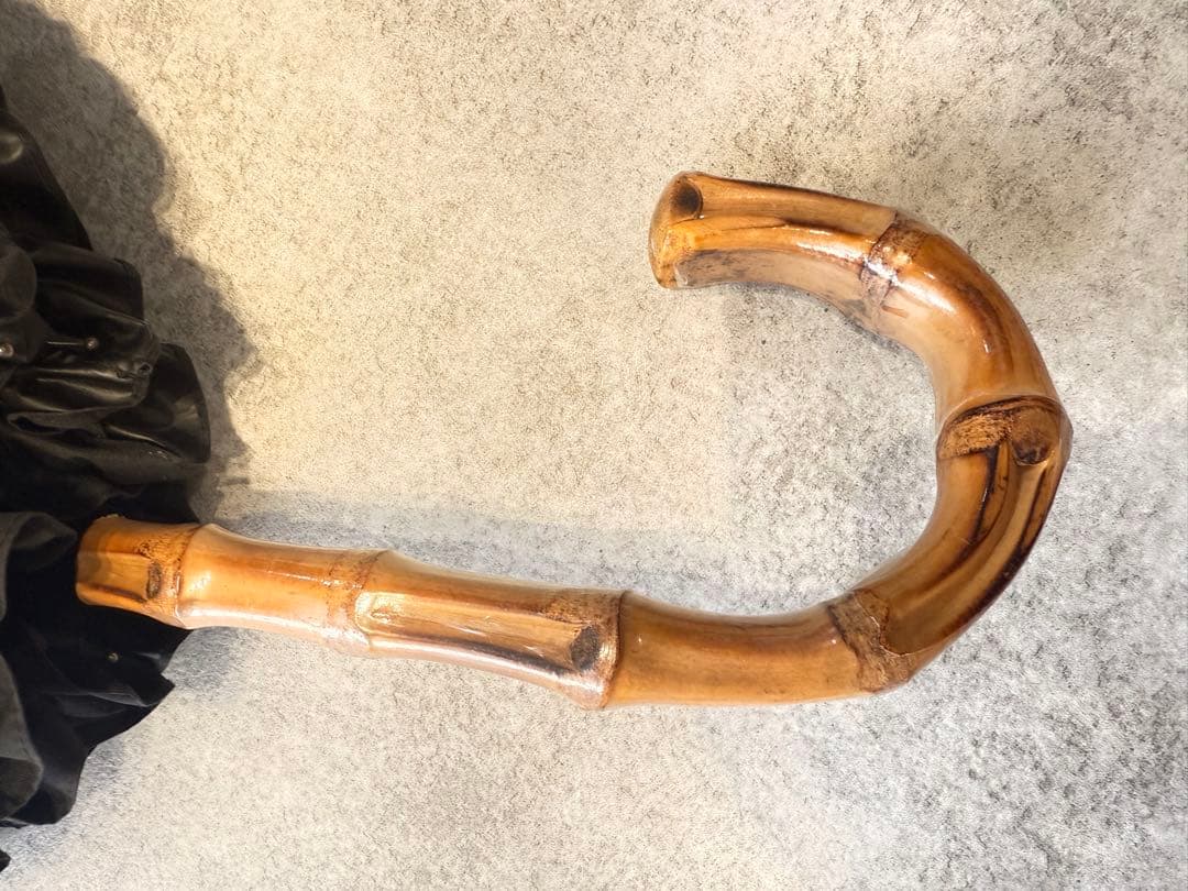 サンバリア100長傘　Mサイズ　フリル付き黒日傘 木製ハンドル