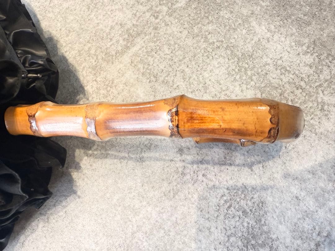 サンバリア100長傘　Mサイズ　フリル付き黒日傘 木製ハンドル