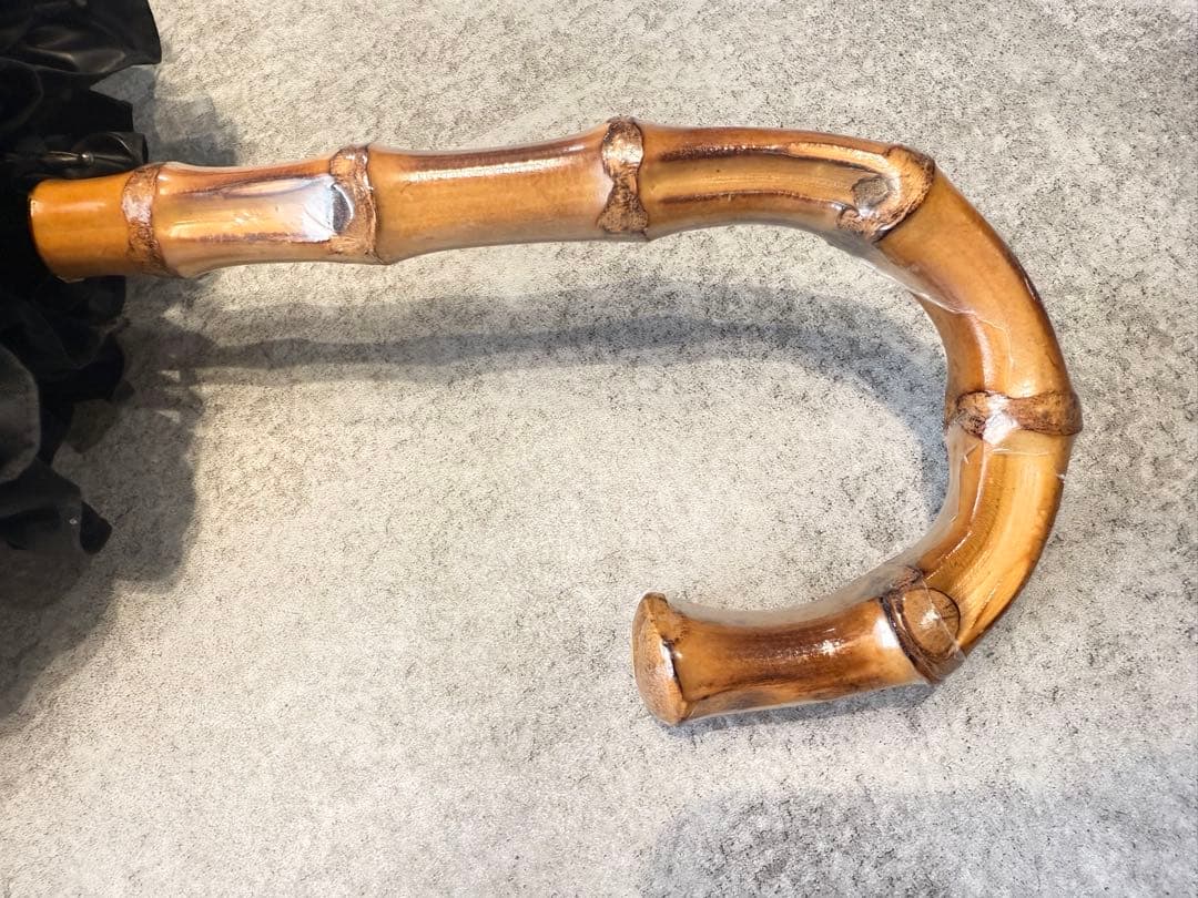 サンバリア100長傘　Mサイズ　フリル付き黒日傘 木製ハンドル