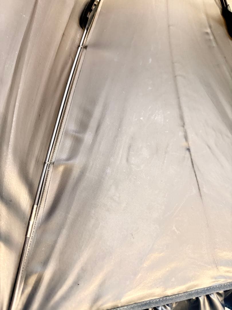 サンバリア100長傘　Mサイズ　フリル付き黒日傘 木製ハンドル